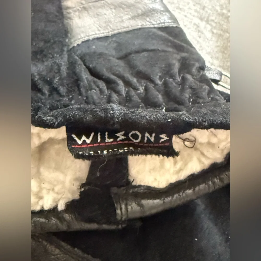 Vintage Wilson’s Leather Black Leather Suede Sherpa Lined Gloves
